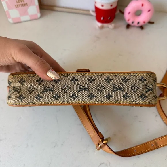 Authentic LV small crossbody! TH1020 - Picture 9 of 10